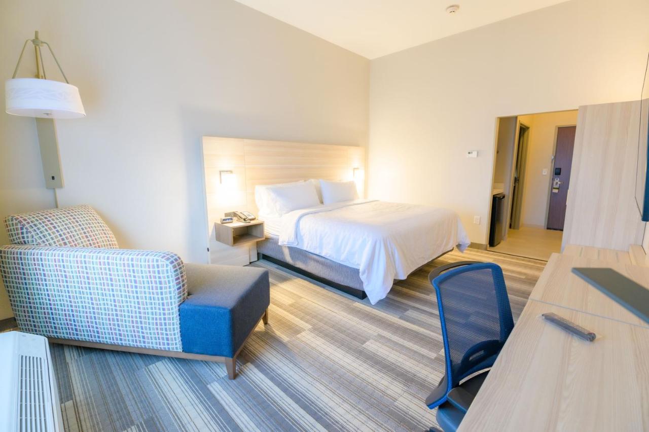 Holiday Inn Express & Suites Dayton East - Beavercreek By Ihg Exterior photo