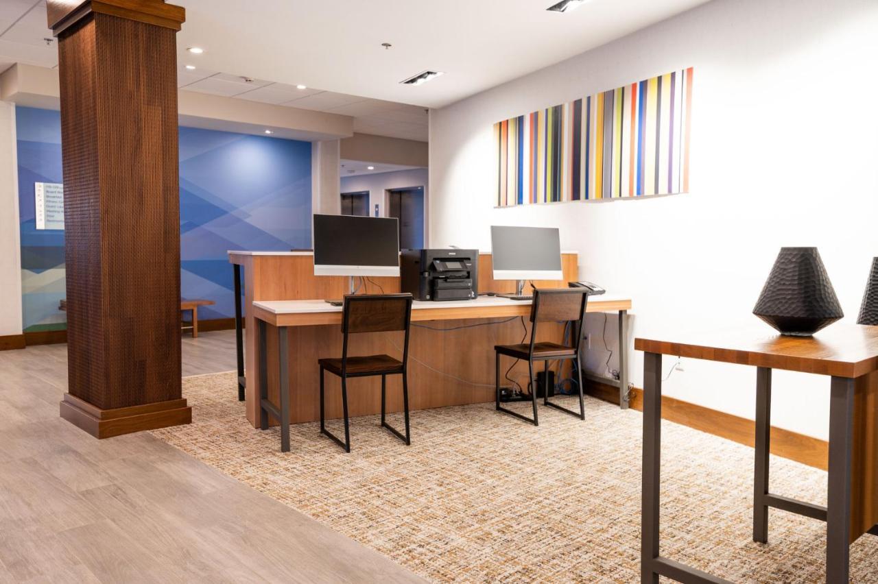 Holiday Inn Express & Suites Dayton East - Beavercreek By Ihg Exterior photo