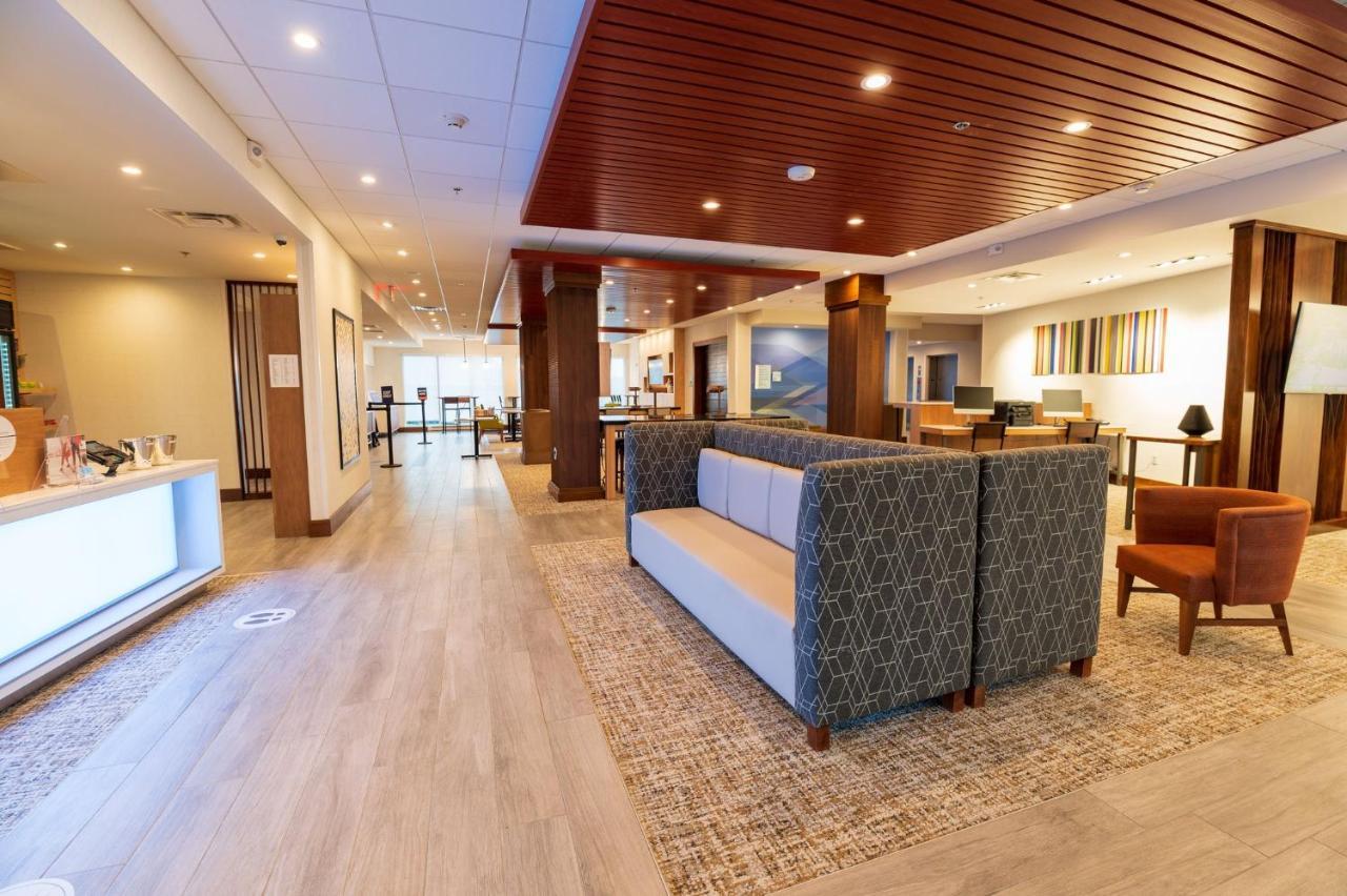 Holiday Inn Express & Suites Dayton East - Beavercreek By Ihg Exterior photo